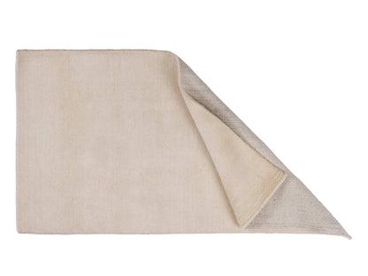 Moderner, Handloom Gabbeh Orientteppich von Khademi aus Wolle, cremeweiß. Einfarbiges Uni-Design. Produziert in Indien. Größe: 156x83cm. Teppichnummer: KB4-1562. Verkauf durch Jupiter Intl.