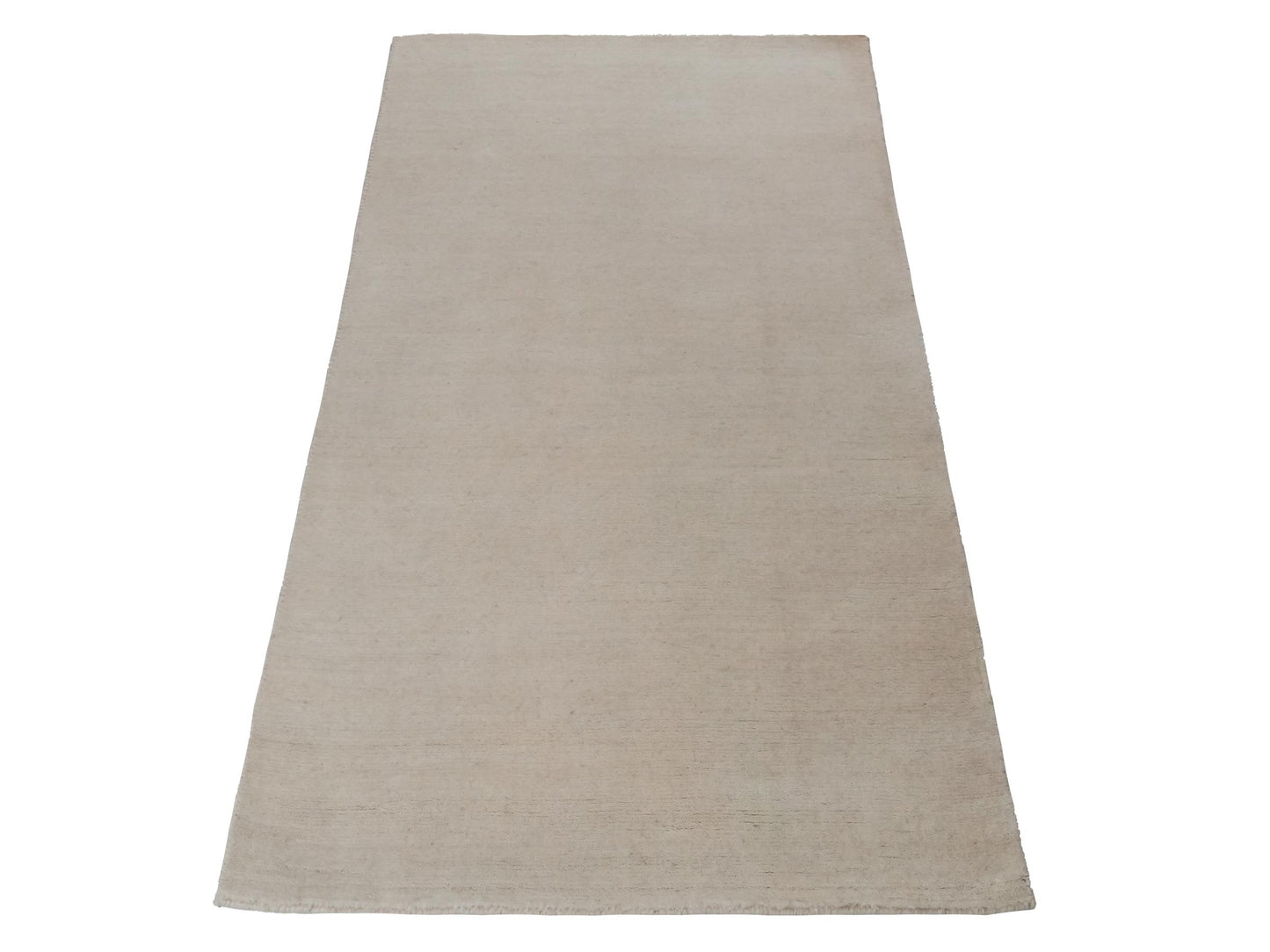 Moderner, Handloom Gabbeh Orientteppich von Khademi aus Wolle, cremeweiß. Einfarbiges Uni-Design. Produziert in Indien. Größe: 156x83cm. Teppichnummer: KB4-1562. Verkauf durch Jupiter Intl.