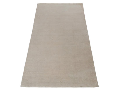 Moderner, Handloom Gabbeh Orientteppich von Khademi aus Wolle, cremeweiß. Einfarbiges Uni-Design. Produziert in Indien. Größe: 156x83cm. Teppichnummer: KB4-1562. Verkauf durch Jupiter Intl.