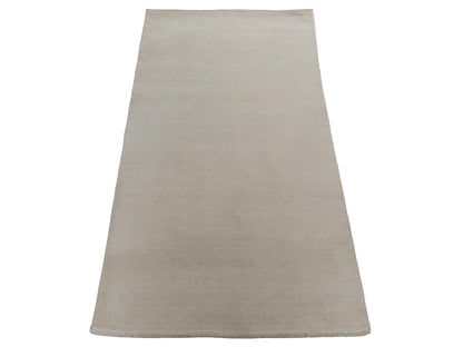 Moderner, Handloom Gabbeh Orientteppich von Khademi aus Wolle, cremeweiß. Einfarbiges Uni-Design. Produziert in Indien. Größe: 156x83cm. Teppichnummer: KB4-1562. Verkauf durch Jupiter Intl.