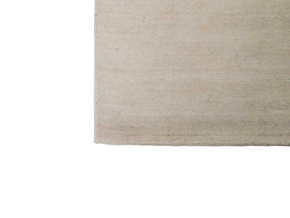 Moderner, Handloom Gabbeh Orientteppich von Khademi aus Wolle, cremeweiß. Einfarbiges Uni-Design. Produziert in Indien. Größe: 156x83cm. Teppichnummer: KB4-1562. Verkauf durch Jupiter Intl.