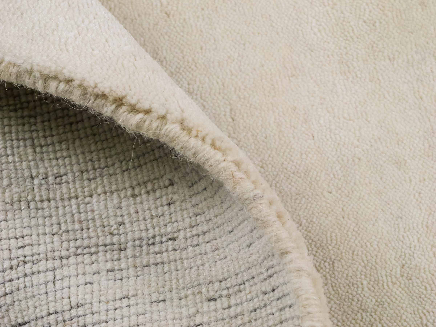 Moderner, Handloom Gabbeh Orientteppich von Khademi aus Wolle, cremeweiß. Einfarbiges Uni-Design. Produziert in Indien. Größe: 156x83cm. Teppichnummer: KB4-1562. Verkauf durch Jupiter Intl.