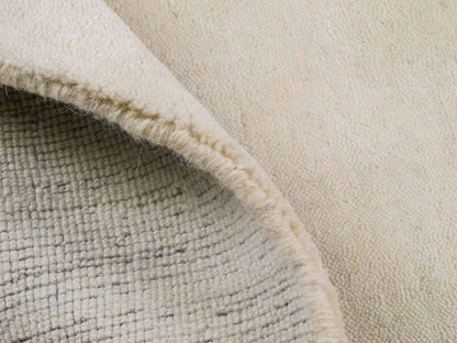 Moderner, Handloom Gabbeh Orientteppich von Khademi aus Wolle, cremeweiß. Einfarbiges Uni-Design. Produziert in Indien. Größe: 156x83cm. Teppichnummer: KB4-1562. Verkauf durch Jupiter Intl.