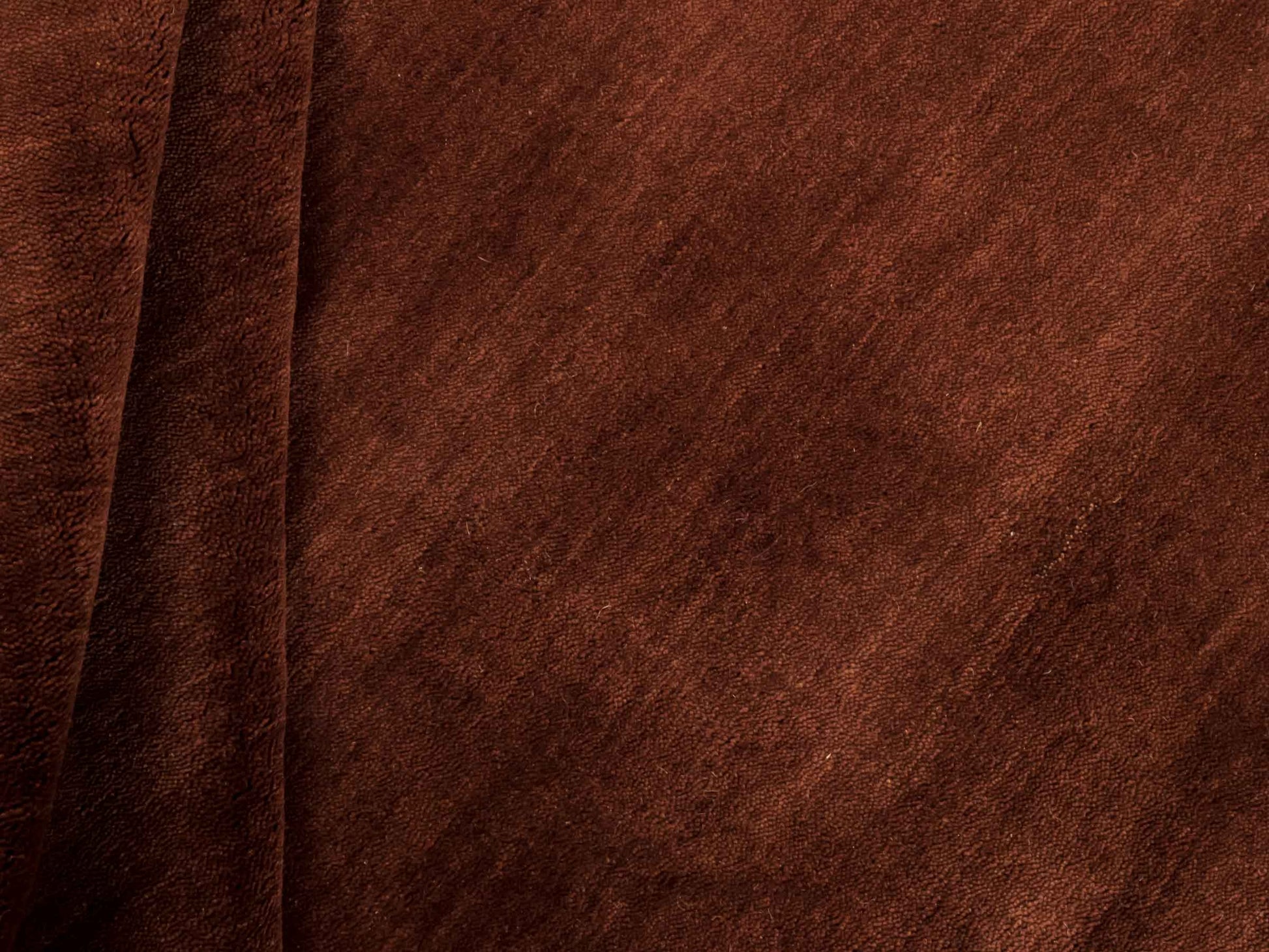 Moderner, Handloom Gabbeh Orientteppich von Khademi aus Wolle, braun. Einfarbiges Uni-Design. Produziert in Indien. Größe: 167x119cm. Teppichnummer: KB4-1575. Verkauf durch Jupiter Intl.