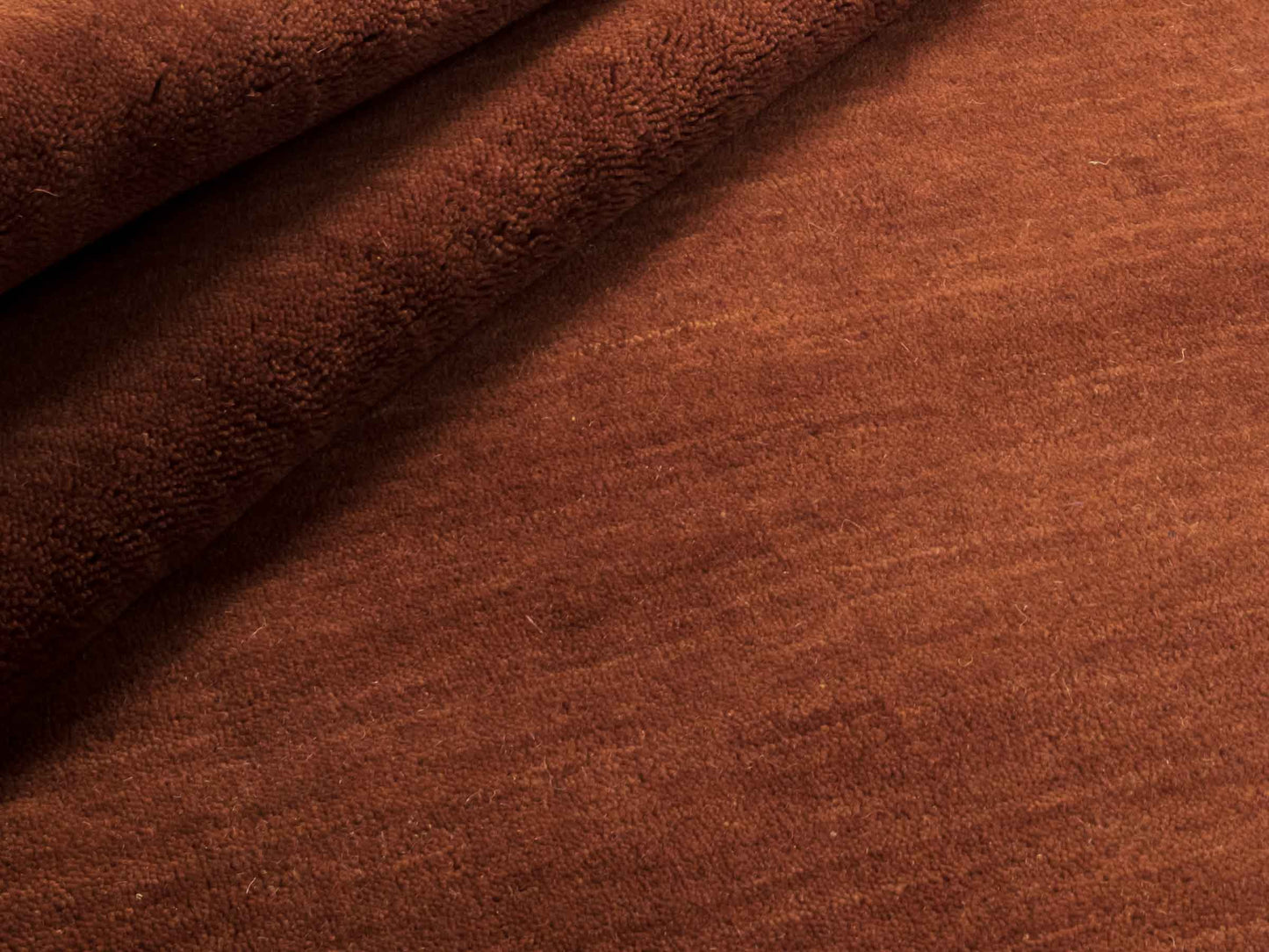 Moderner, Handloom Gabbeh Orientteppich von Khademi aus Wolle, braun. Einfarbiges Uni-Design. Produziert in Indien. Größe: 167x119cm. Teppichnummer: KB4-1575. Verkauf durch Jupiter Intl.