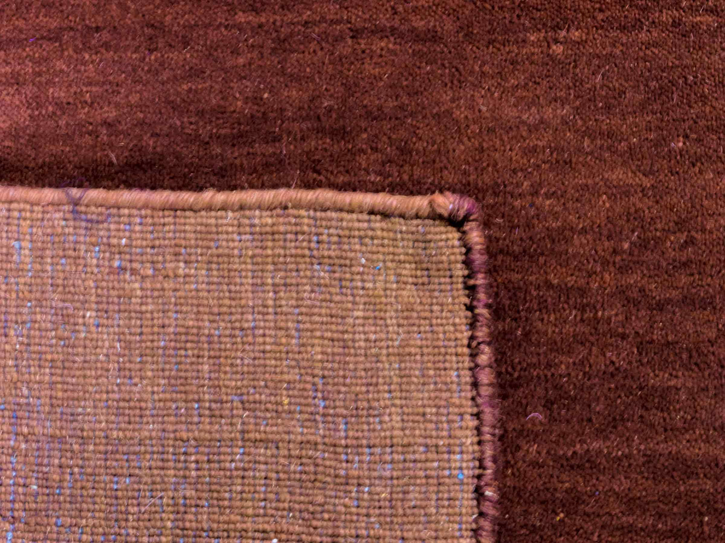 Moderner, Handloom Gabbeh Orientteppich von Khademi aus Wolle, braun. Einfarbiges Uni-Design. Produziert in Indien. Größe: 167x119cm. Teppichnummer: KB4-1575. Verkauf durch Jupiter Intl.