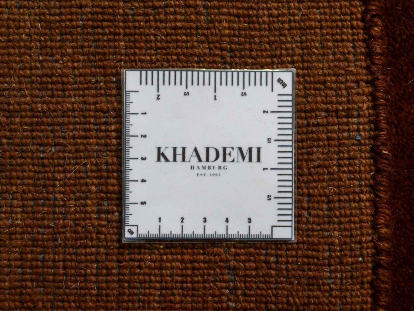 Moderner, Handloom Gabbeh Orientteppich von Khademi aus Wolle, braun. Einfarbiges Uni-Design. Produziert in Indien. Größe: 167x119cm. Teppichnummer: KB4-1575. Verkauf durch Jupiter Intl.