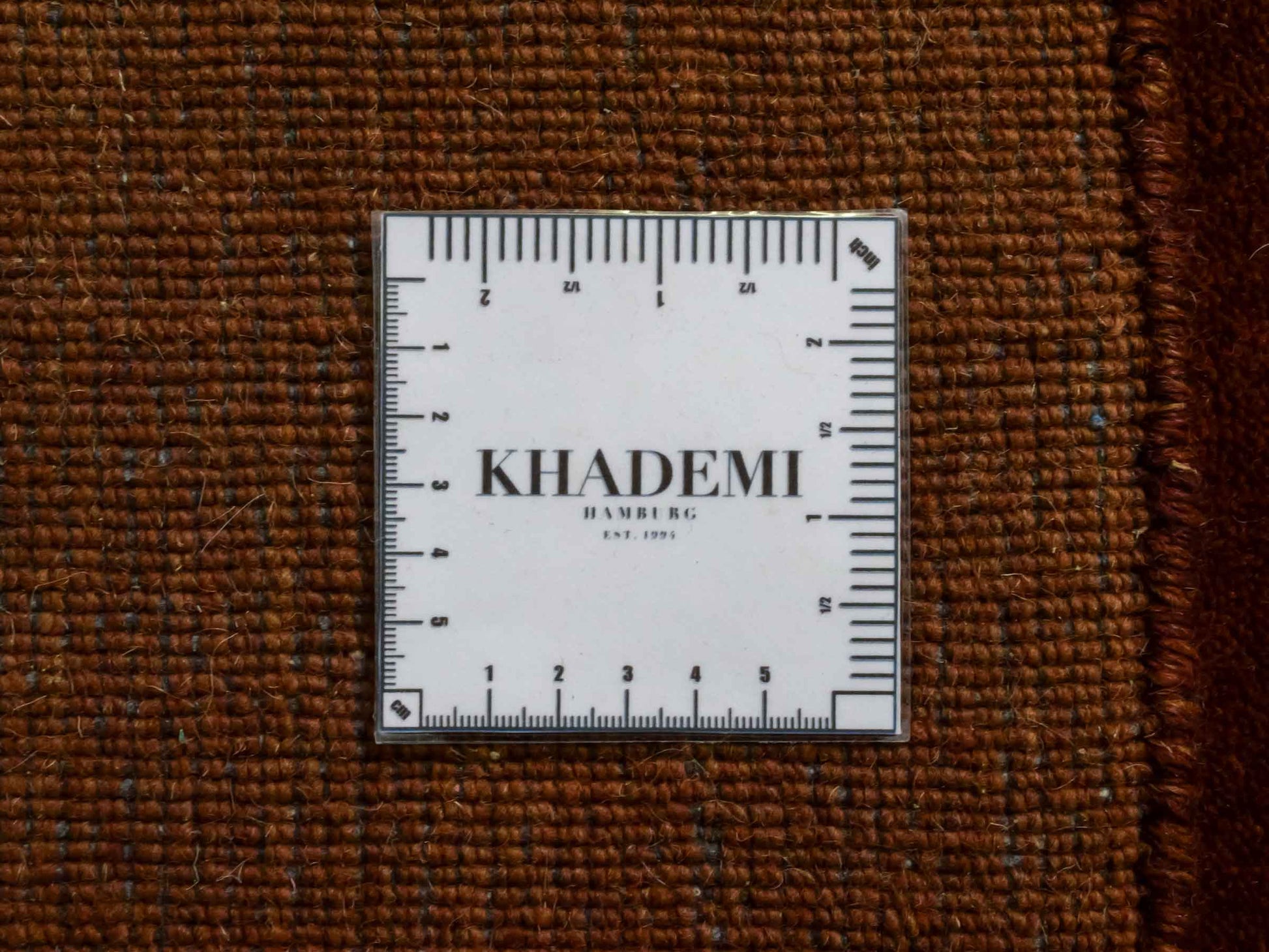 Moderner, Handloom Gabbeh Orientteppich von Khademi aus Wolle, braun. Einfarbiges Uni-Design. Produziert in Indien. Größe: 167x119cm. Teppichnummer: KB4-1575. Verkauf durch Jupiter Intl.