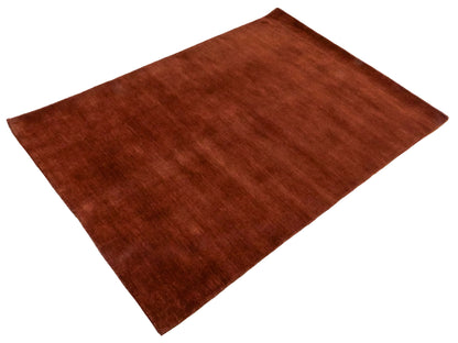 Moderner, Handloom Gabbeh Orientteppich von Khademi aus Wolle, braun. Einfarbiges Uni-Design. Produziert in Indien. Größe: 167x119cm. Teppichnummer: KB4-1575. Verkauf durch Jupiter Intl.