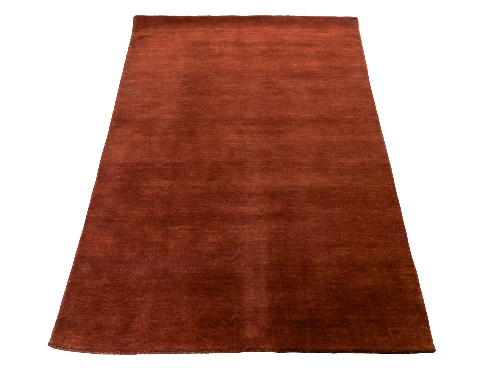 Moderner, Handloom Gabbeh Orientteppich von Khademi aus Wolle, braun. Einfarbiges Uni-Design. Produziert in Indien. Größe: 167x119cm. Teppichnummer: KB4-1575. Verkauf durch Jupiter Intl.