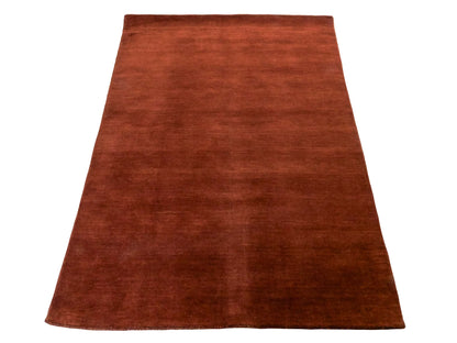 Moderner, Handloom Gabbeh Orientteppich von Khademi aus Wolle, braun. Einfarbiges Uni-Design. Produziert in Indien. Größe: 167x119cm. Teppichnummer: KB4-1575. Verkauf durch Jupiter Intl.