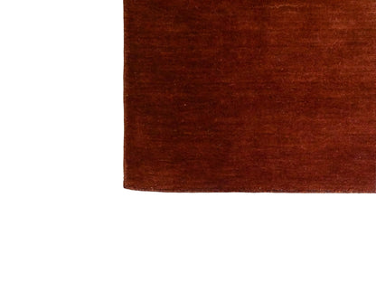 Moderner, Handloom Gabbeh Orientteppich von Khademi aus Wolle, braun. Einfarbiges Uni-Design. Produziert in Indien. Größe: 167x119cm. Teppichnummer: KB4-1575. Verkauf durch Jupiter Intl.