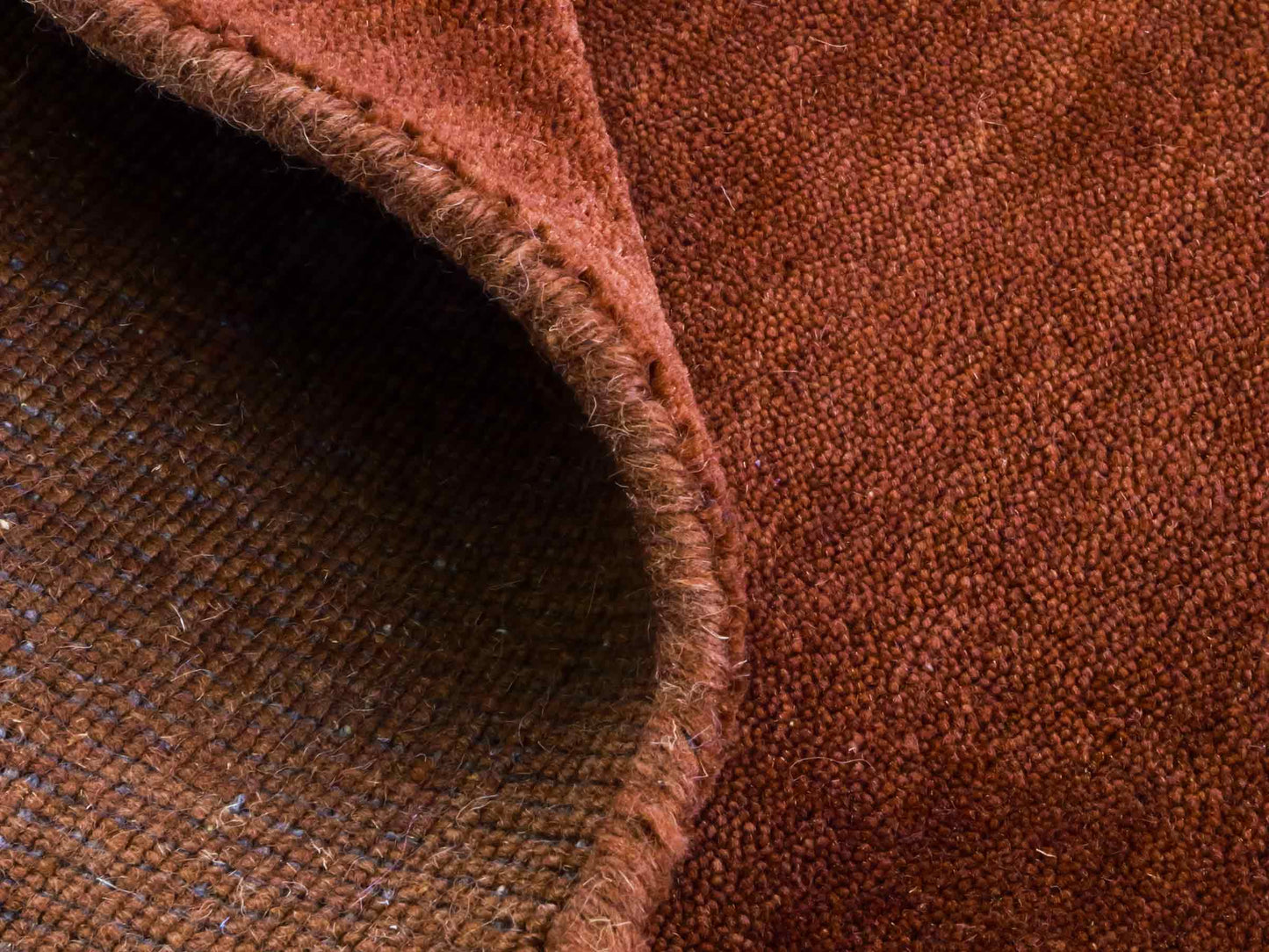 Moderner, Handloom Gabbeh Orientteppich von Khademi aus Wolle, braun. Einfarbiges Uni-Design. Produziert in Indien. Größe: 167x119cm. Teppichnummer: KB4-1575. Verkauf durch Jupiter Intl.