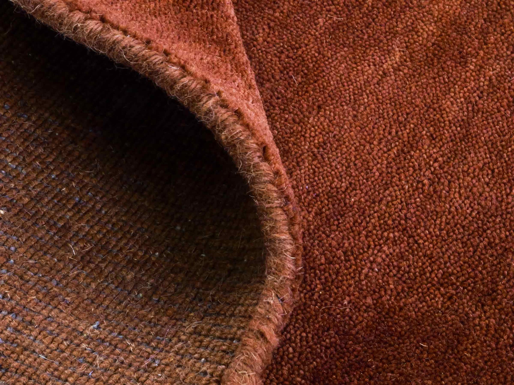 Moderner, Handloom Gabbeh Orientteppich von Khademi aus Wolle, braun. Einfarbiges Uni-Design. Produziert in Indien. Größe: 167x119cm. Teppichnummer: KB4-1575. Verkauf durch Jupiter Intl.