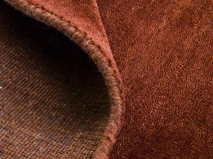 Moderner, Handloom Gabbeh Orientteppich von Khademi aus Wolle, braun. Einfarbiges Uni-Design. Produziert in Indien. Größe: 167x119cm. Teppichnummer: KB4-1575. Verkauf durch Jupiter Intl.