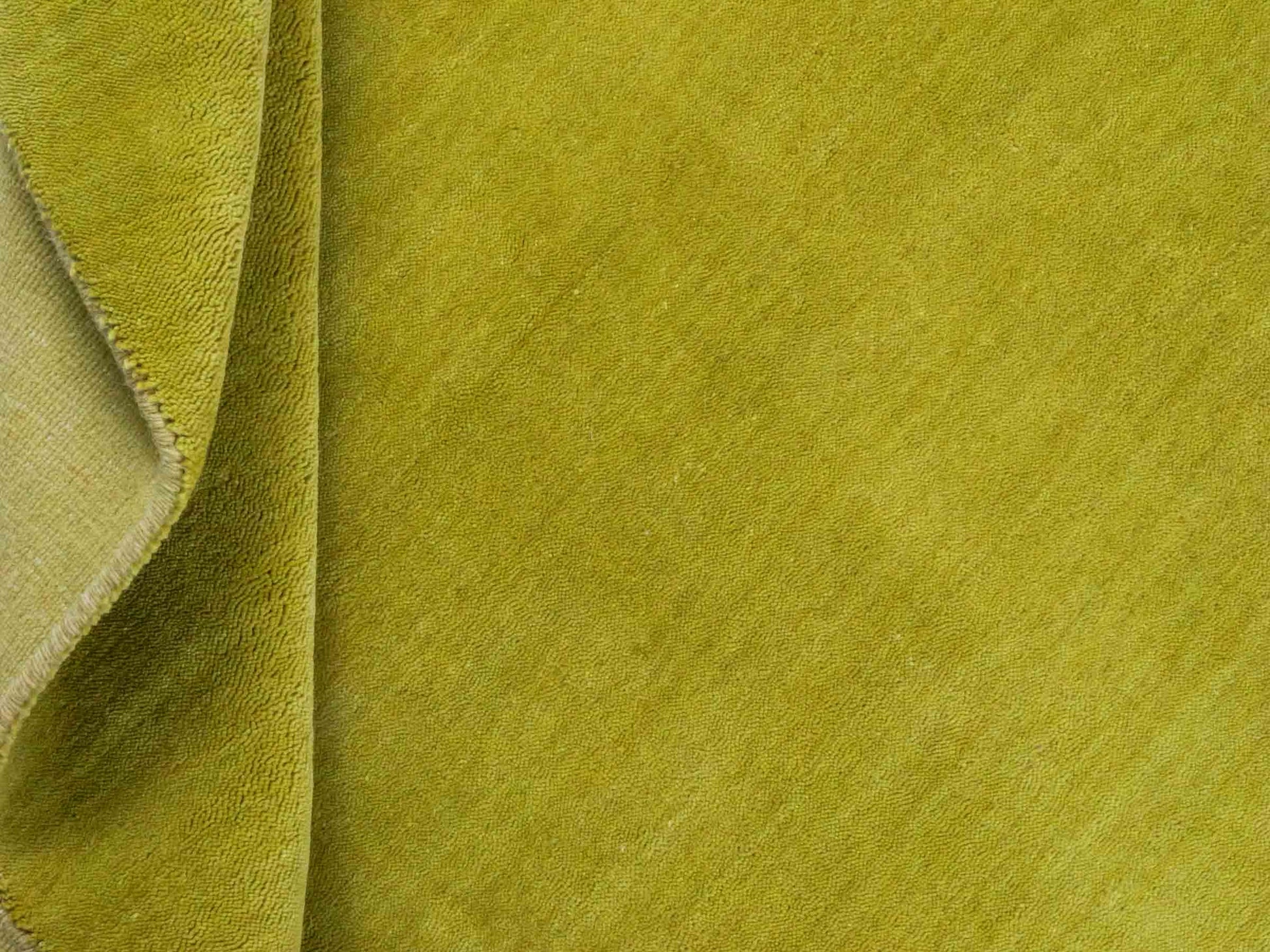 Moderner, Handloom Gabbeh Orientteppich von Khademi aus Wolle, gruen. Einfarbiges Uni-Design. Produziert in Indien. Größe: 168x116cm. Teppichnummer: KB4-1600. Verkauf durch Jupiter Intl.