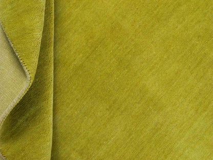 Moderner, Handloom Gabbeh Orientteppich von Khademi aus Wolle, gruen. Einfarbiges Uni-Design. Produziert in Indien. Größe: 168x116cm. Teppichnummer: KB4-1600. Verkauf durch Jupiter Intl.