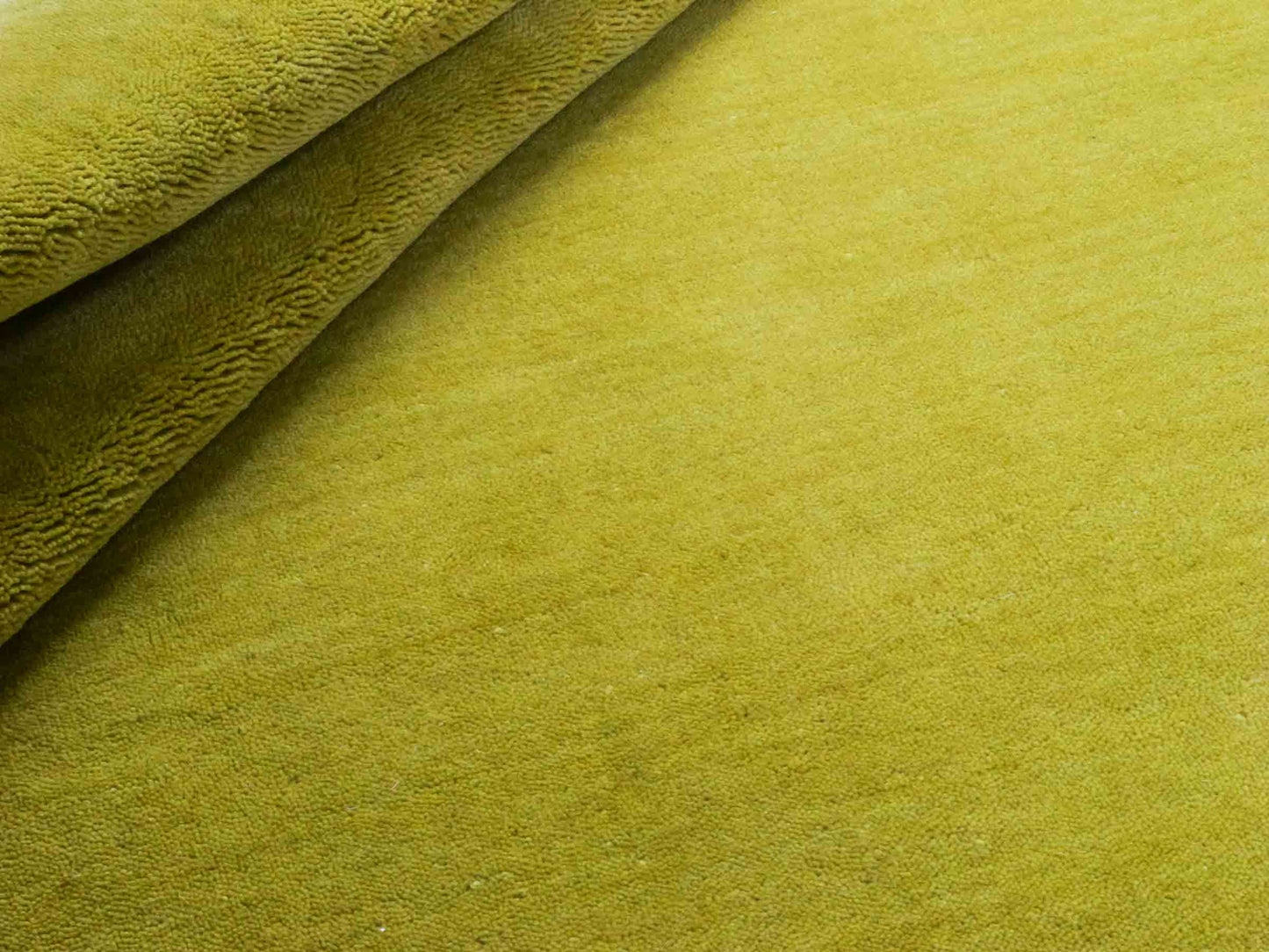 Moderner, Handloom Gabbeh Orientteppich von Khademi aus Wolle, gruen. Einfarbiges Uni-Design. Produziert in Indien. Größe: 168x116cm. Teppichnummer: KB4-1600. Verkauf durch Jupiter Intl.