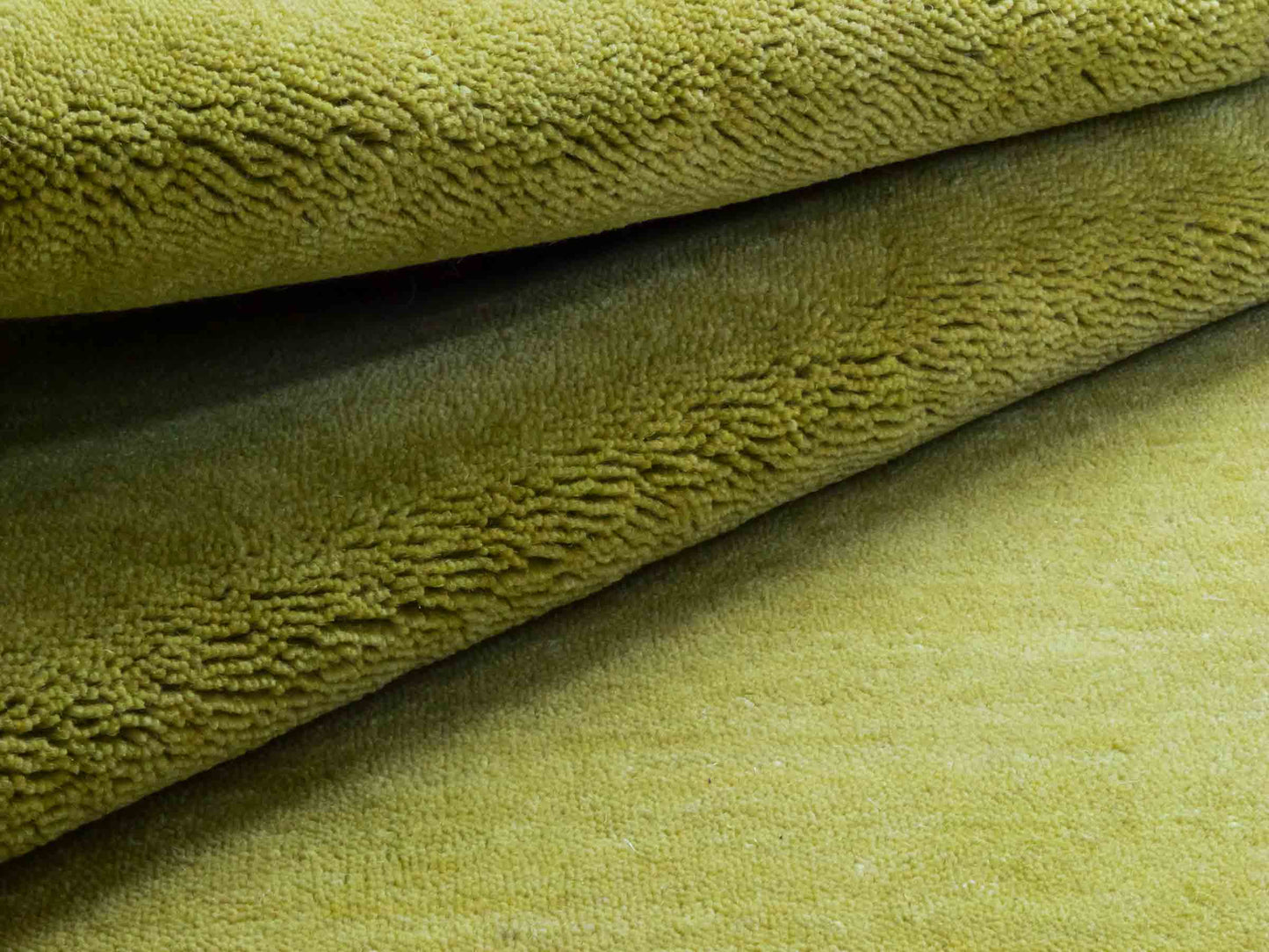 Moderner, Handloom Gabbeh Orientteppich von Khademi aus Wolle, gruen. Einfarbiges Uni-Design. Produziert in Indien. Größe: 168x116cm. Teppichnummer: KB4-1600. Verkauf durch Jupiter Intl.