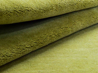 Moderner, Handloom Gabbeh Orientteppich von Khademi aus Wolle, gruen. Einfarbiges Uni-Design. Produziert in Indien. Größe: 168x116cm. Teppichnummer: KB4-1600. Verkauf durch Jupiter Intl.