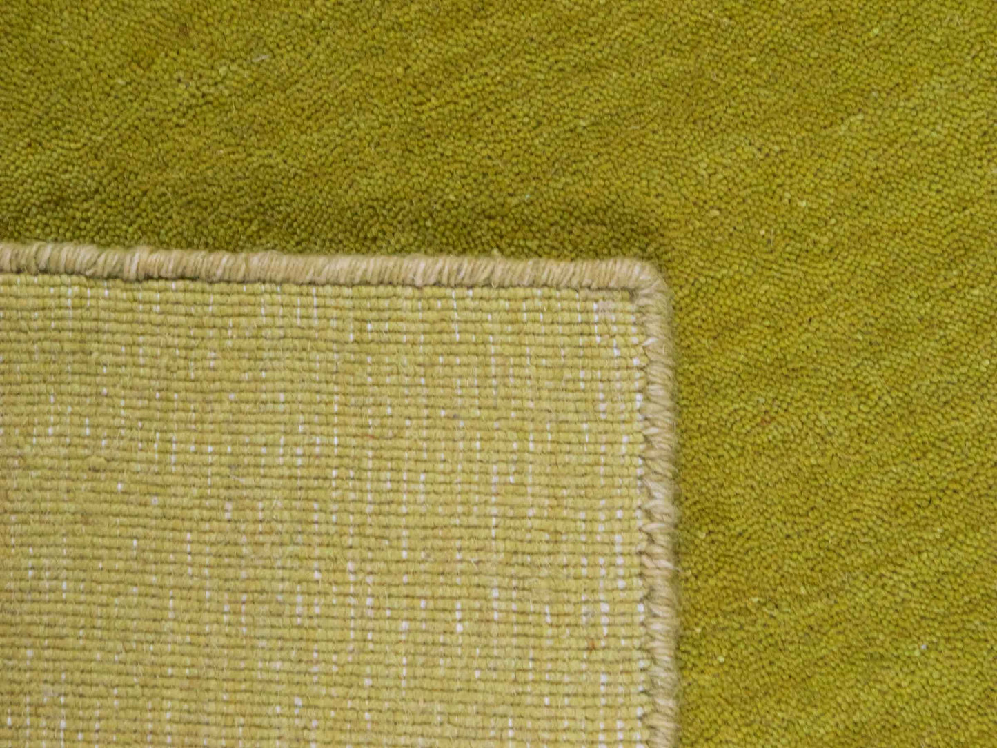 Moderner, Handloom Gabbeh Orientteppich von Khademi aus Wolle, gruen. Einfarbiges Uni-Design. Produziert in Indien. Größe: 168x116cm. Teppichnummer: KB4-1600. Verkauf durch Jupiter Intl.