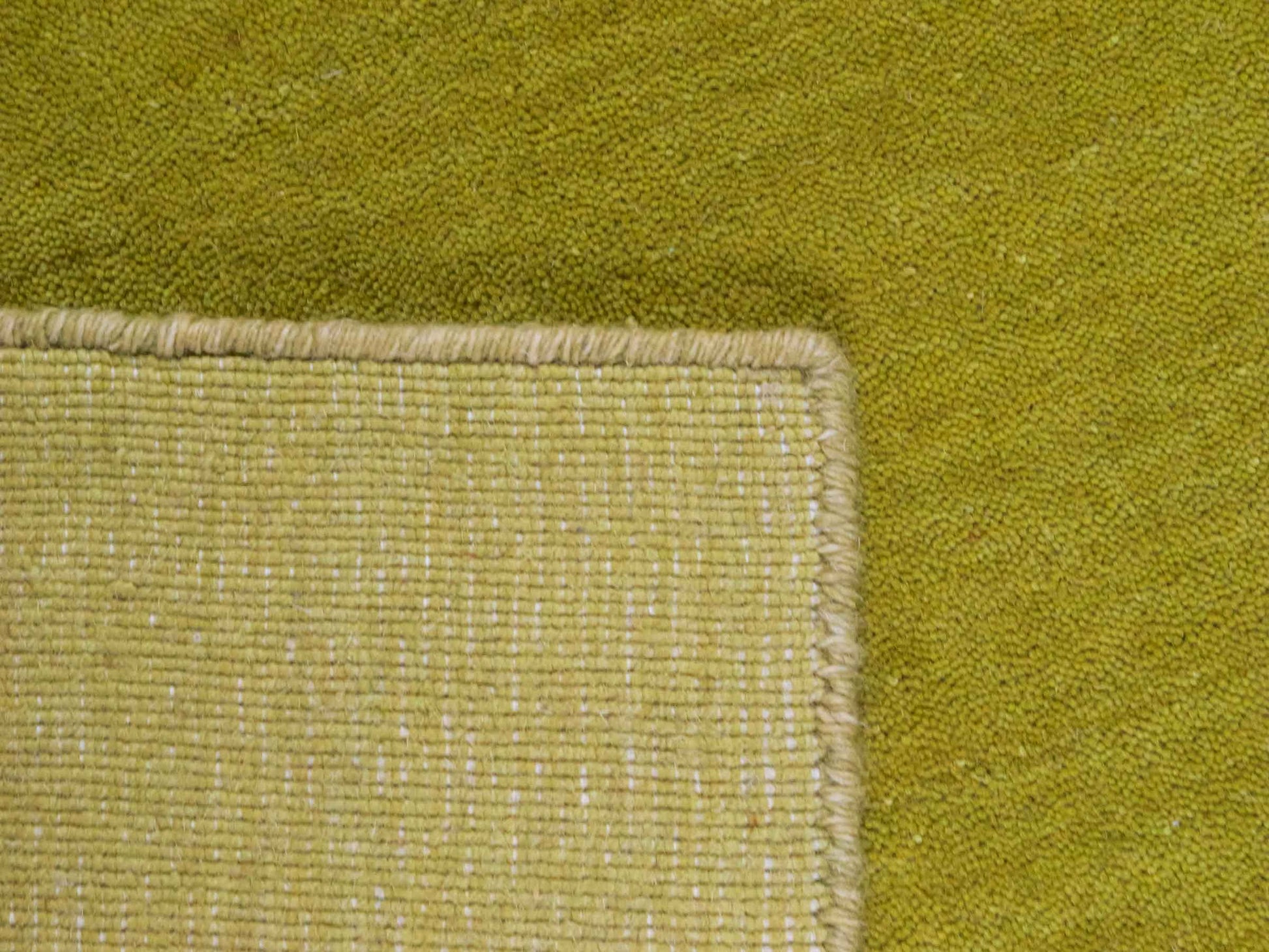 Moderner, Handloom Gabbeh Orientteppich von Khademi aus Wolle, gruen. Einfarbiges Uni-Design. Produziert in Indien. Größe: 168x116cm. Teppichnummer: KB4-1600. Verkauf durch Jupiter Intl.