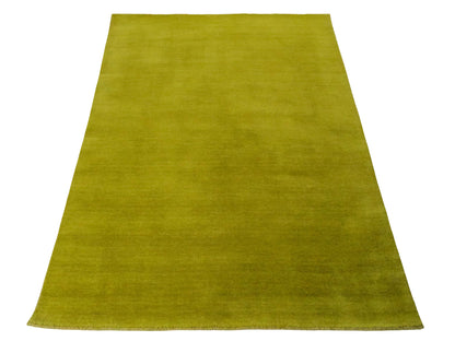 Moderner, Handloom Gabbeh Orientteppich von Khademi aus Wolle, gruen. Einfarbiges Uni-Design. Produziert in Indien. Größe: 168x116cm. Teppichnummer: KB4-1600. Verkauf durch Jupiter Intl.