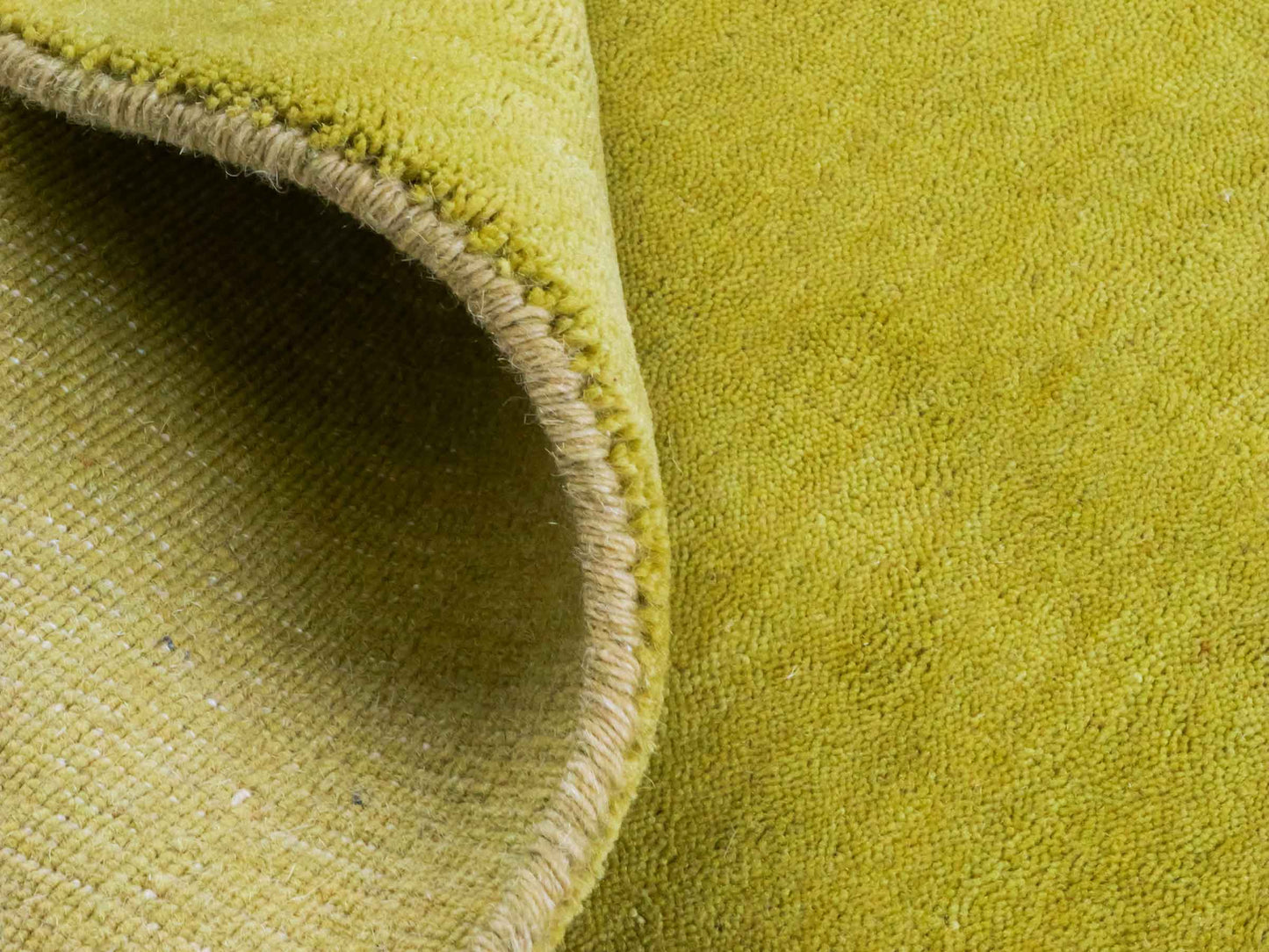 Moderner, Handloom Gabbeh Orientteppich von Khademi aus Wolle, gruen. Einfarbiges Uni-Design. Produziert in Indien. Größe: 168x116cm. Teppichnummer: KB4-1600. Verkauf durch Jupiter Intl.