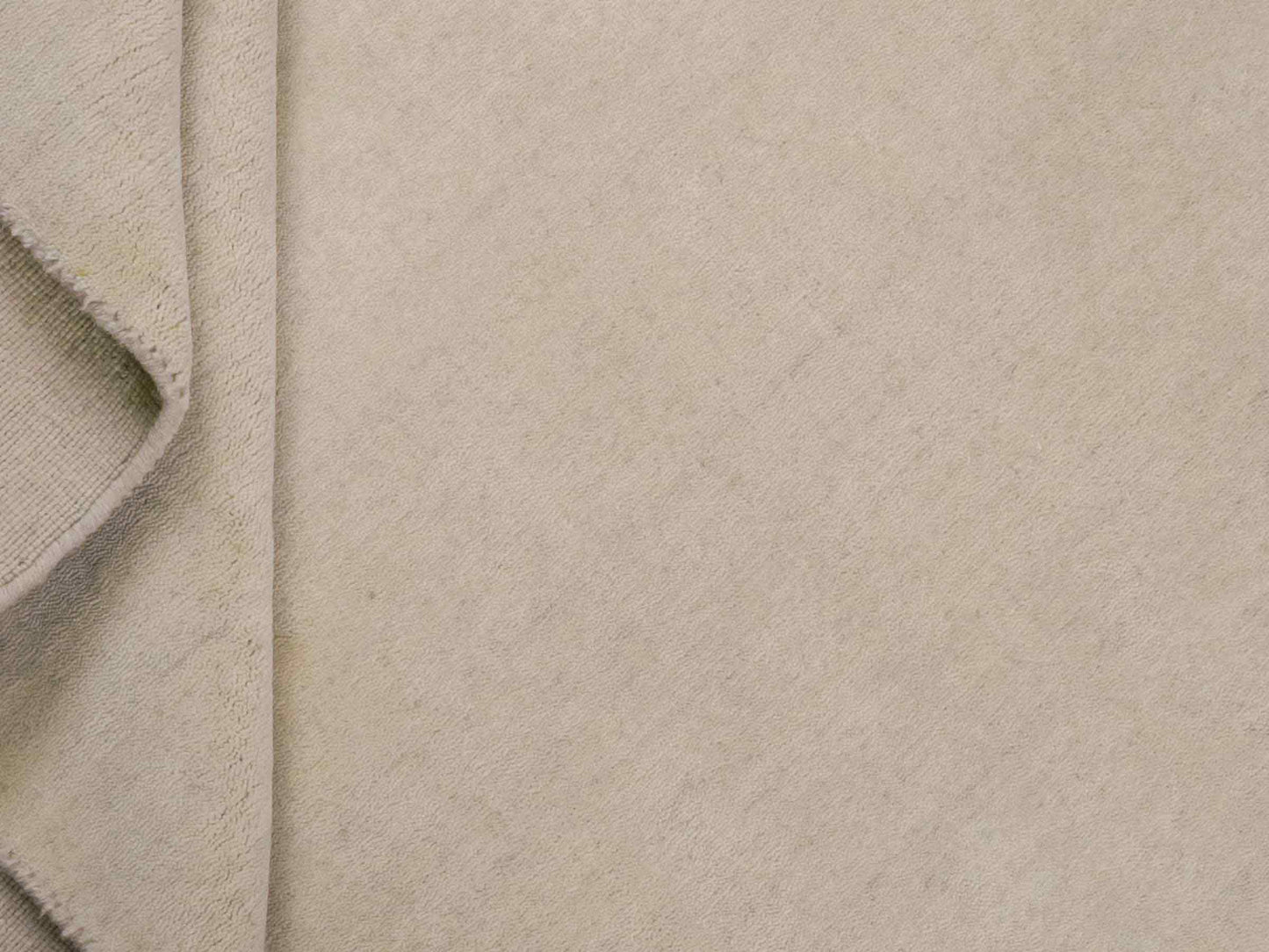 Moderner, Handloom Gabbeh Orientteppich von Khademi aus Wolle, cremeweiß. Einfarbiges Uni-Design. Produziert in Indien. Größe: 170x116cm. Teppichnummer: KB4-1582. Verkauf durch Jupiter Intl.