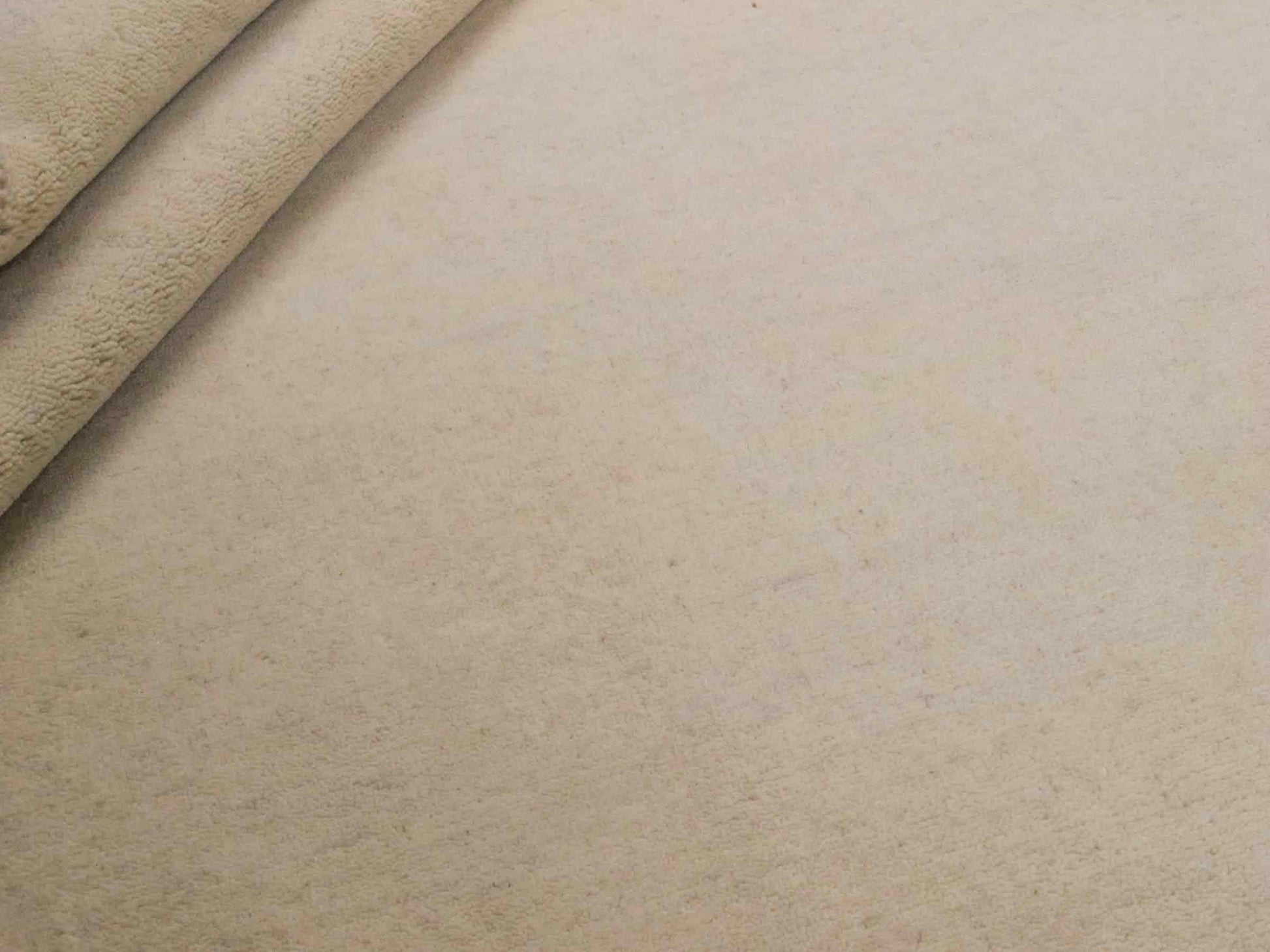 Moderner, Handloom Gabbeh Orientteppich von Khademi aus Wolle, cremeweiß. Einfarbiges Uni-Design. Produziert in Indien. Größe: 170x116cm. Teppichnummer: KB4-1582. Verkauf durch Jupiter Intl.