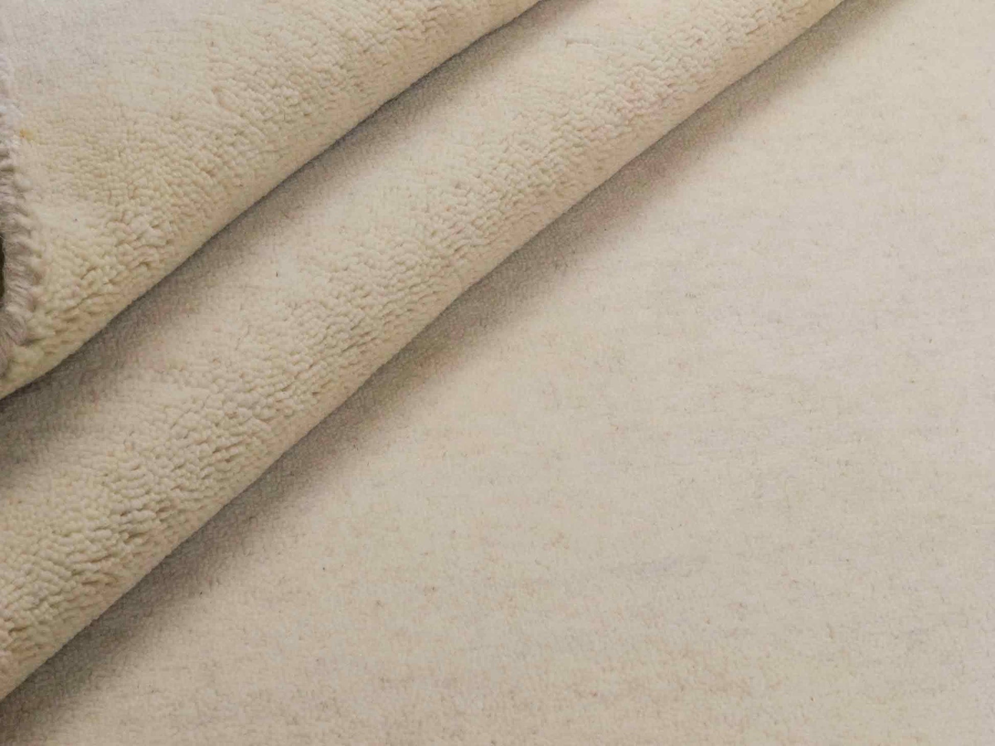 Moderner, Handloom Gabbeh Orientteppich von Khademi aus Wolle, cremeweiß. Einfarbiges Uni-Design. Produziert in Indien. Größe: 170x116cm. Teppichnummer: KB4-1582. Verkauf durch Jupiter Intl.