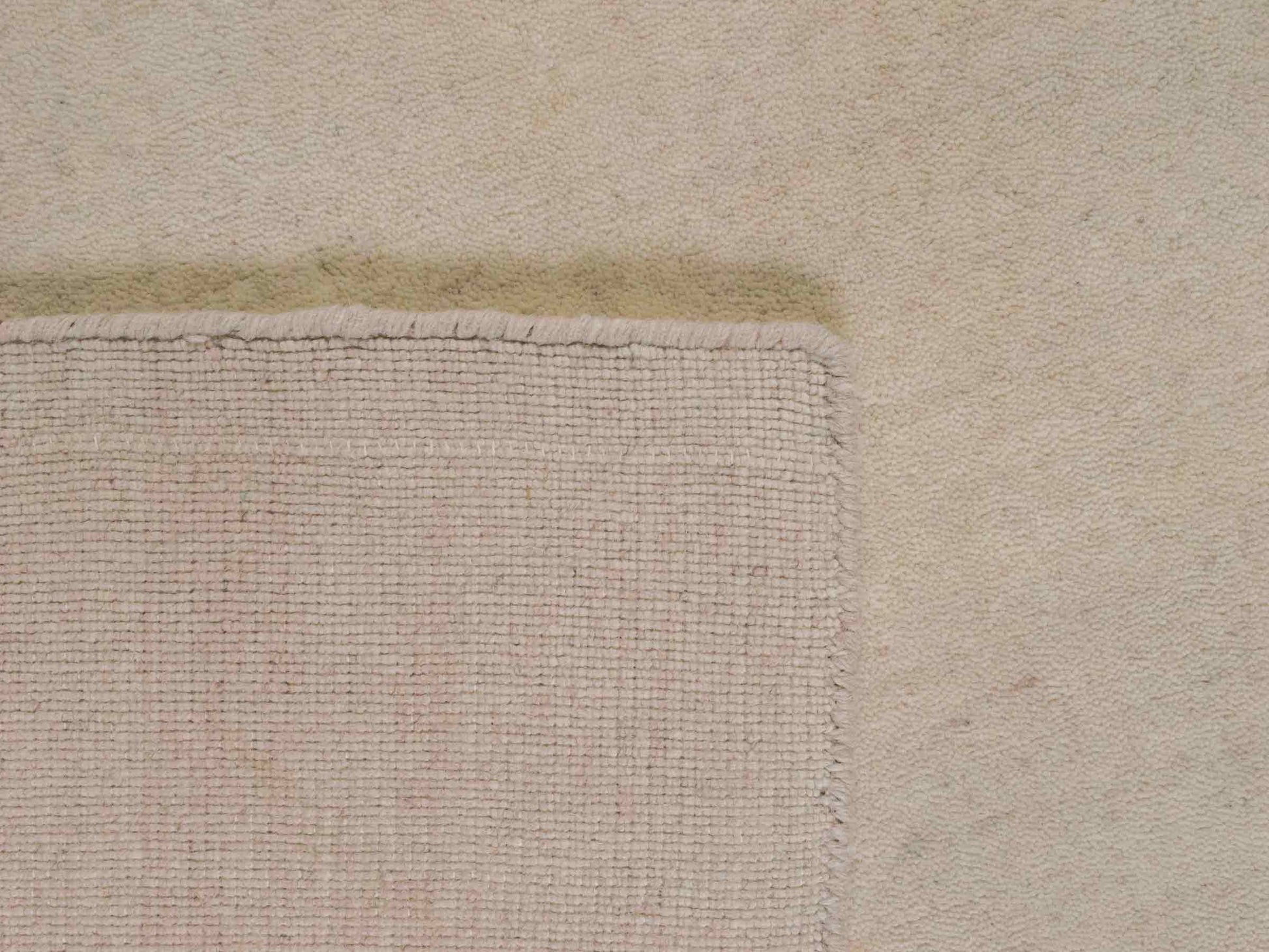 Moderner, Handloom Gabbeh Orientteppich von Khademi aus Wolle, cremeweiß. Einfarbiges Uni-Design. Produziert in Indien. Größe: 170x116cm. Teppichnummer: KB4-1582. Verkauf durch Jupiter Intl.