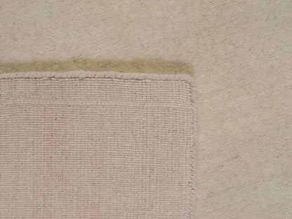 Moderner, Handloom Gabbeh Orientteppich von Khademi aus Wolle, cremeweiß. Einfarbiges Uni-Design. Produziert in Indien. Größe: 170x116cm. Teppichnummer: KB4-1582. Verkauf durch Jupiter Intl.