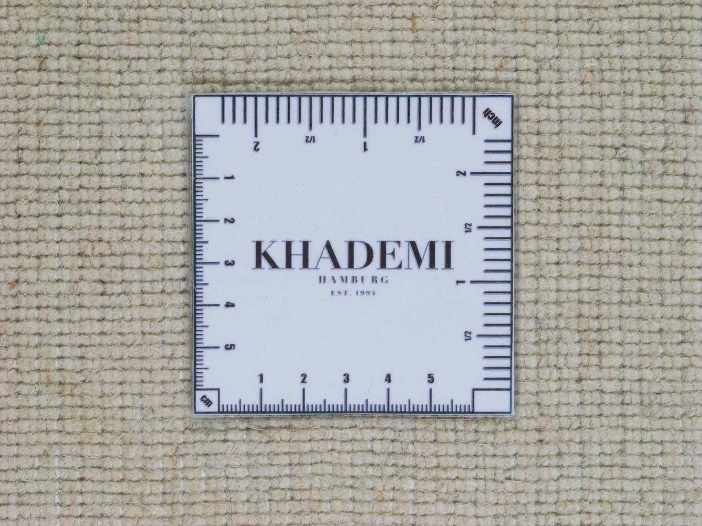 Moderner, Handloom Gabbeh Orientteppich von Khademi aus Wolle, cremeweiß. Einfarbiges Uni-Design. Produziert in Indien. Größe: 170x116cm. Teppichnummer: KB4-1582. Verkauf durch Jupiter Intl.