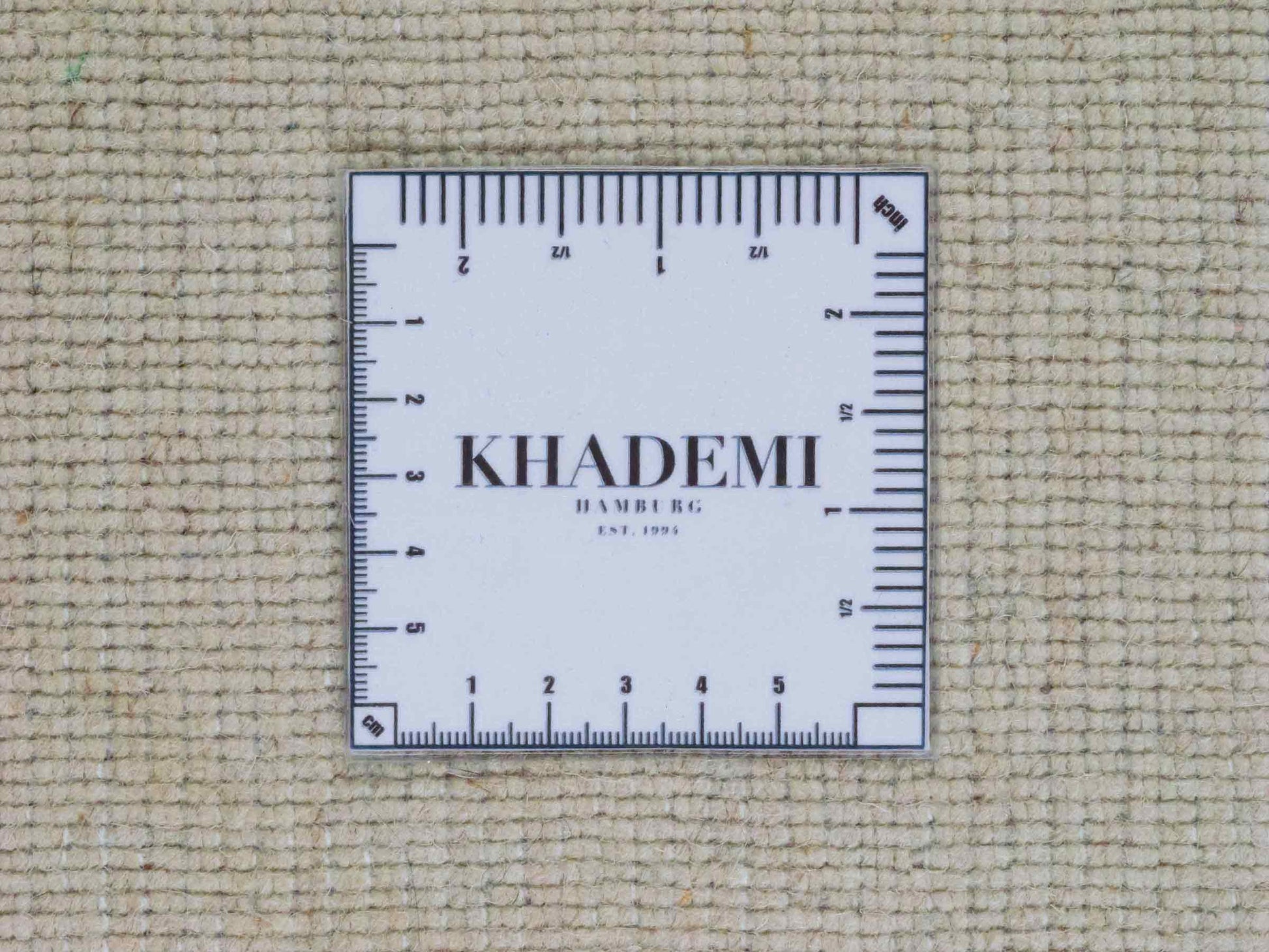 Moderner, Handloom Gabbeh Orientteppich von Khademi aus Wolle, cremeweiß. Einfarbiges Uni-Design. Produziert in Indien. Größe: 170x116cm. Teppichnummer: KB4-1582. Verkauf durch Jupiter Intl.