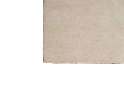 Moderner, Handloom Gabbeh Orientteppich von Khademi aus Wolle, cremeweiß. Einfarbiges Uni-Design. Produziert in Indien. Größe: 170x116cm. Teppichnummer: KB4-1582. Verkauf durch Jupiter Intl.