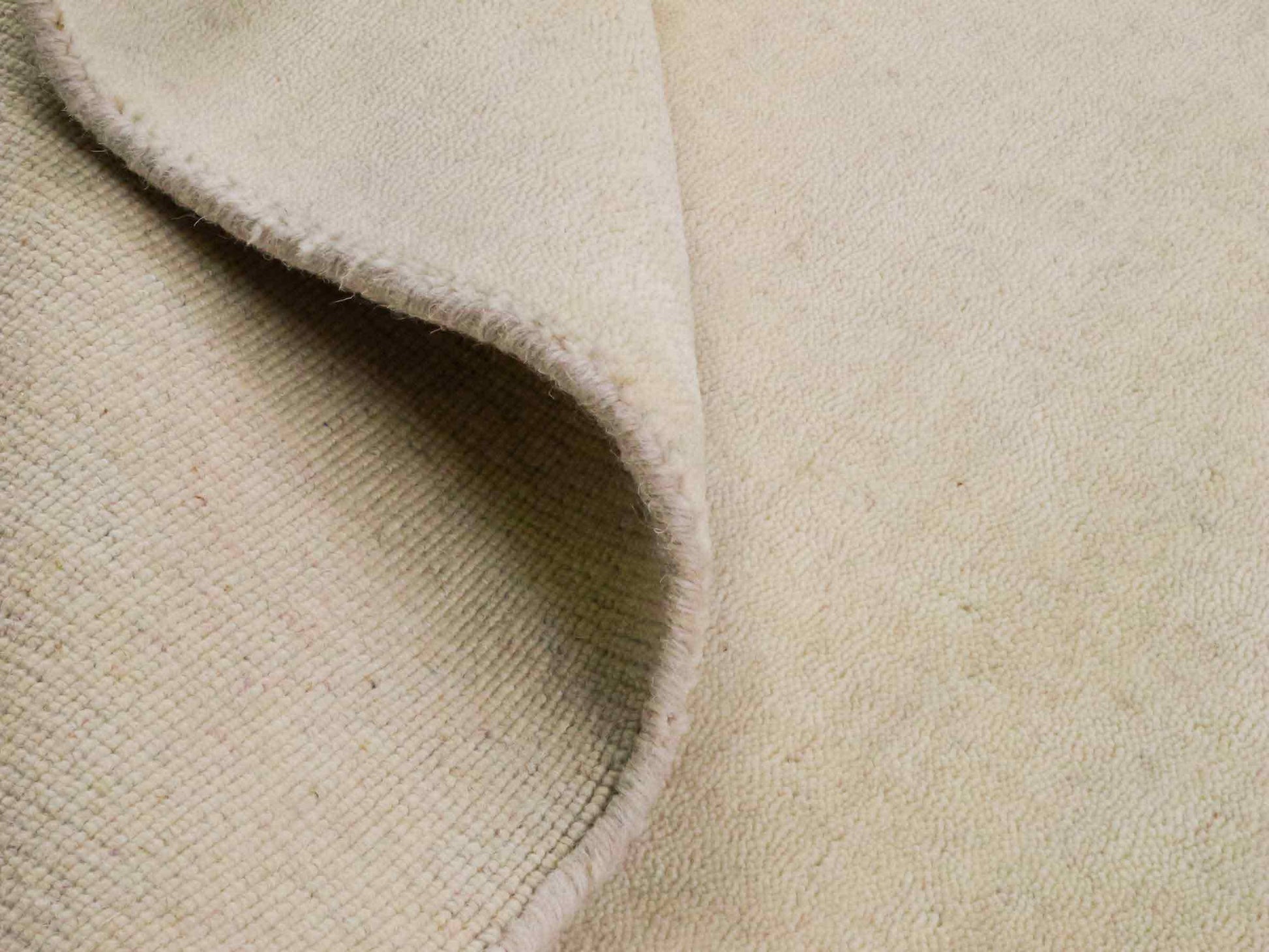 Moderner, Handloom Gabbeh Orientteppich von Khademi aus Wolle, cremeweiß. Einfarbiges Uni-Design. Produziert in Indien. Größe: 170x116cm. Teppichnummer: KB4-1582. Verkauf durch Jupiter Intl.