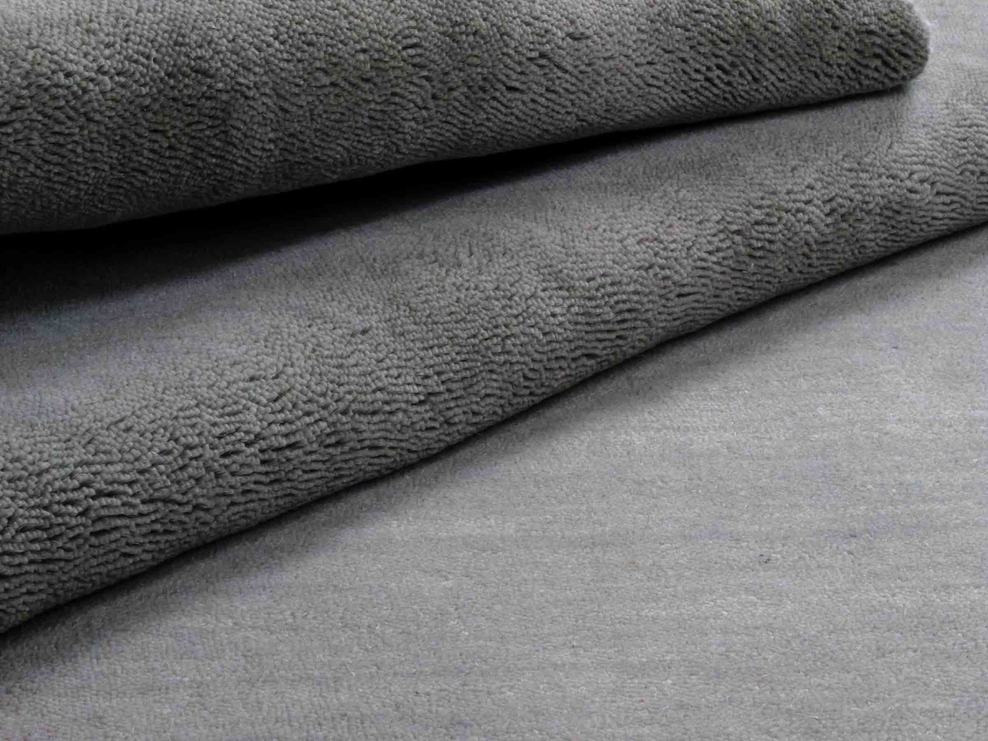 Moderner, Handloom Gabbeh Orientteppich von Khademi aus Wolle, grau. Einfarbiges Uni-Design. Produziert in Indien. Größe: 170x116cm. Teppichnummer: KB4-1584. Verkauf durch Jupiter Intl.