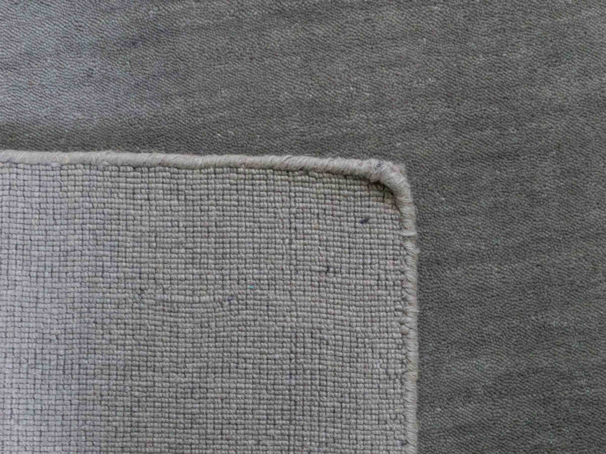 Moderner, Handloom Gabbeh Orientteppich von Khademi aus Wolle, grau. Einfarbiges Uni-Design. Produziert in Indien. Größe: 170x116cm. Teppichnummer: KB4-1584. Verkauf durch Jupiter Intl.