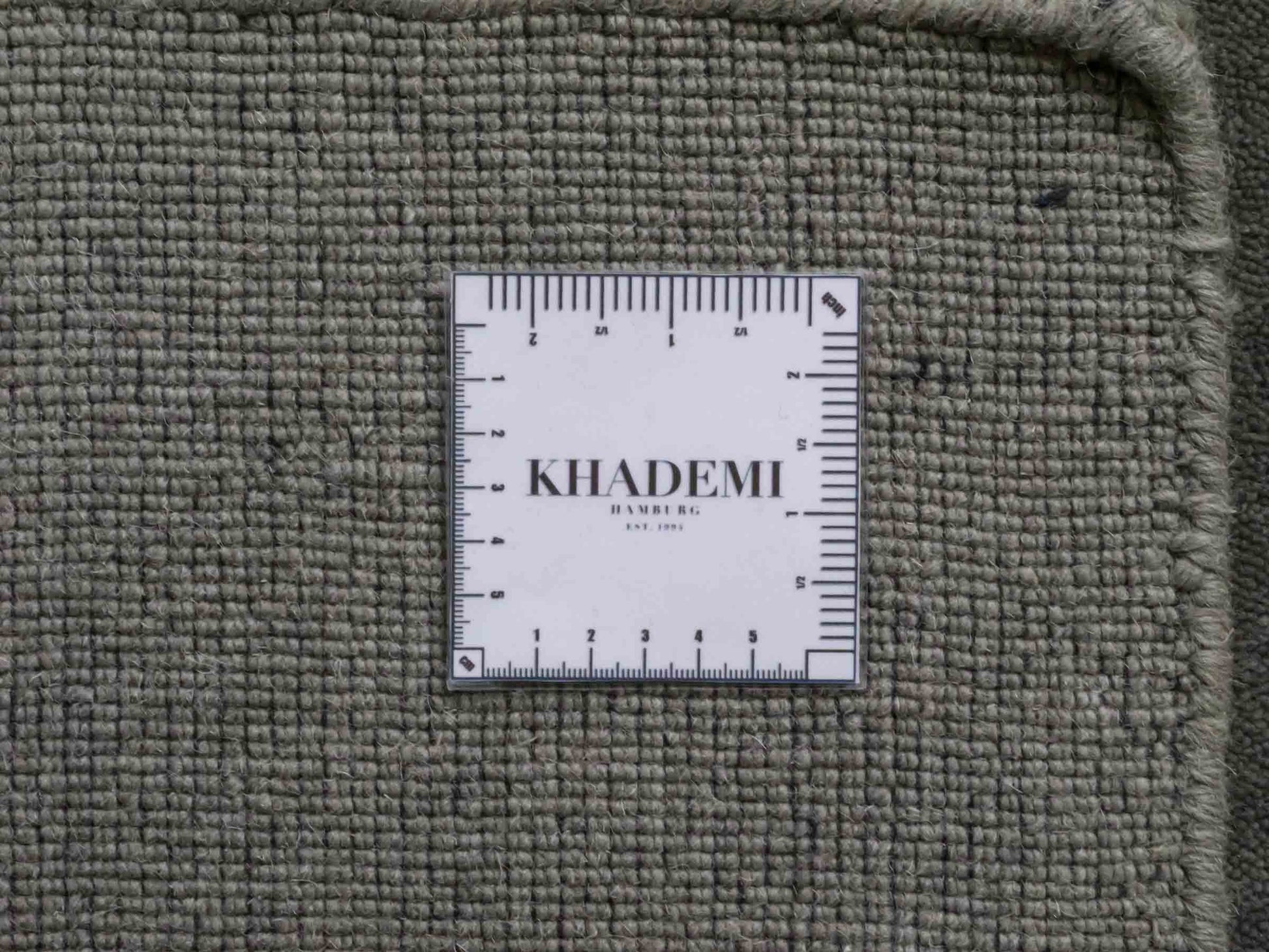 Moderner, Handloom Gabbeh Orientteppich von Khademi aus Wolle, grau. Einfarbiges Uni-Design. Produziert in Indien. Größe: 170x116cm. Teppichnummer: KB4-1584. Verkauf durch Jupiter Intl.