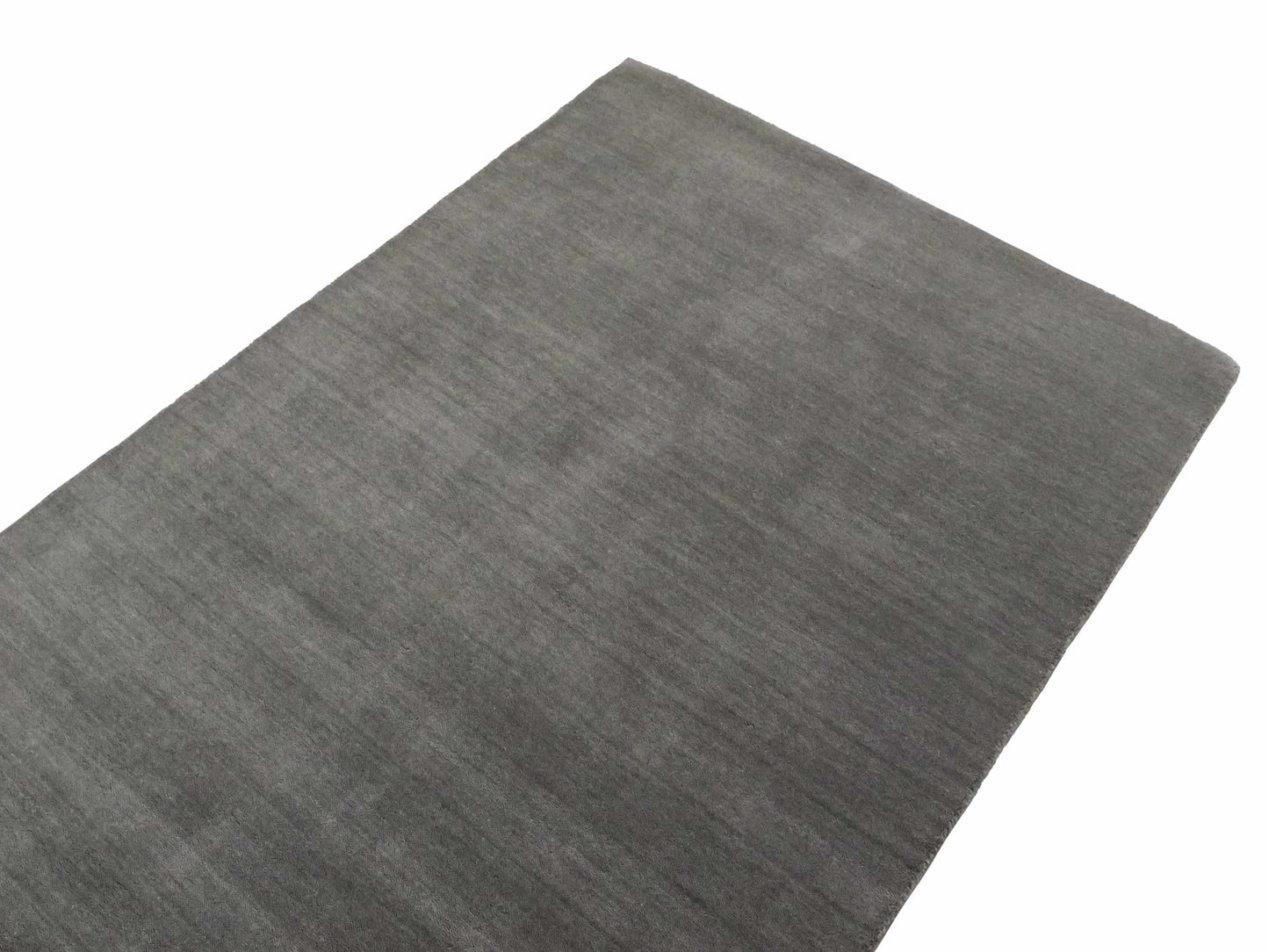 Moderner, Handloom Gabbeh Orientteppich von Khademi aus Wolle, grau. Einfarbiges Uni-Design. Produziert in Indien. Größe: 170x116cm. Teppichnummer: KB4-1584. Verkauf durch Jupiter Intl.