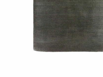 Moderner, Handloom Gabbeh Orientteppich von Khademi aus Wolle, grau. Einfarbiges Uni-Design. Produziert in Indien. Größe: 170x116cm. Teppichnummer: KB4-1584. Verkauf durch Jupiter Intl.