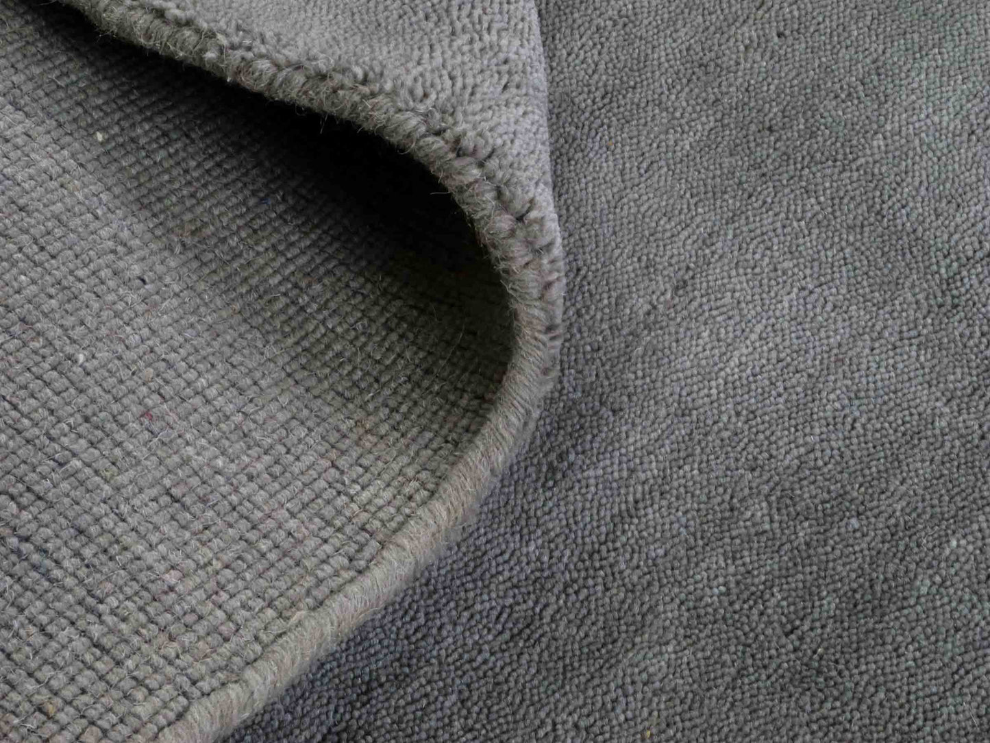 Moderner, Handloom Gabbeh Orientteppich von Khademi aus Wolle, grau. Einfarbiges Uni-Design. Produziert in Indien. Größe: 170x116cm. Teppichnummer: KB4-1584. Verkauf durch Jupiter Intl.