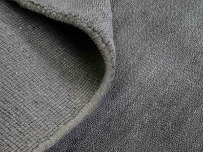 Moderner, Handloom Gabbeh Orientteppich von Khademi aus Wolle, grau. Einfarbiges Uni-Design. Produziert in Indien. Größe: 170x116cm. Teppichnummer: KB4-1584. Verkauf durch Jupiter Intl.