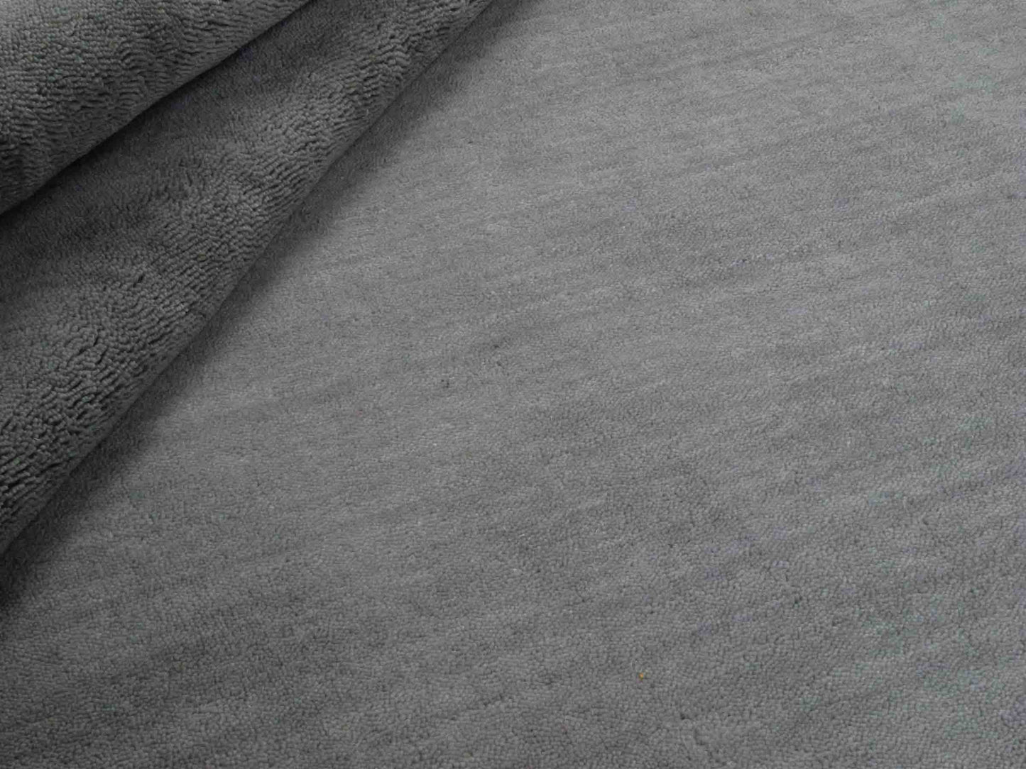 Moderner, Handloom Gabbeh Orientteppich von Khademi aus Wolle, grau. Einfarbiges Uni-Design. Produziert in Indien. Größe: 170x116cm. Teppichnummer: KB4-1584. Verkauf durch Jupiter Intl.