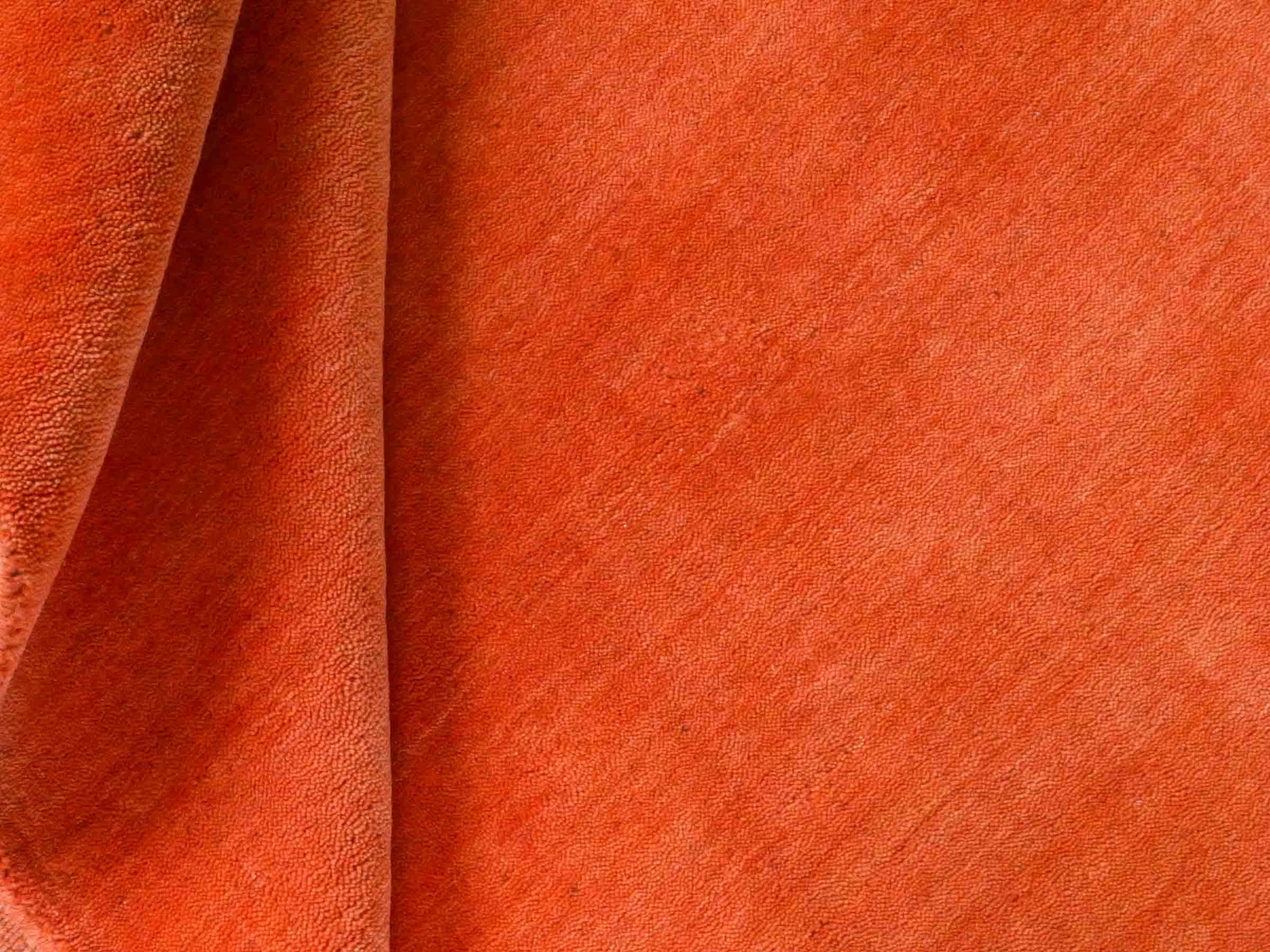 Moderner, Handloom Gabbeh Orientteppich von Khademi aus Wolle, orange. Einfarbiges Uni-Design. Produziert in Indien. Größe: 170x116cm. Teppichnummer: KB4-1574. Verkauf durch Jupiter Intl.