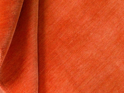 Moderner, Handloom Gabbeh Orientteppich von Khademi aus Wolle, orange. Einfarbiges Uni-Design. Produziert in Indien. Größe: 170x116cm. Teppichnummer: KB4-1574. Verkauf durch Jupiter Intl.