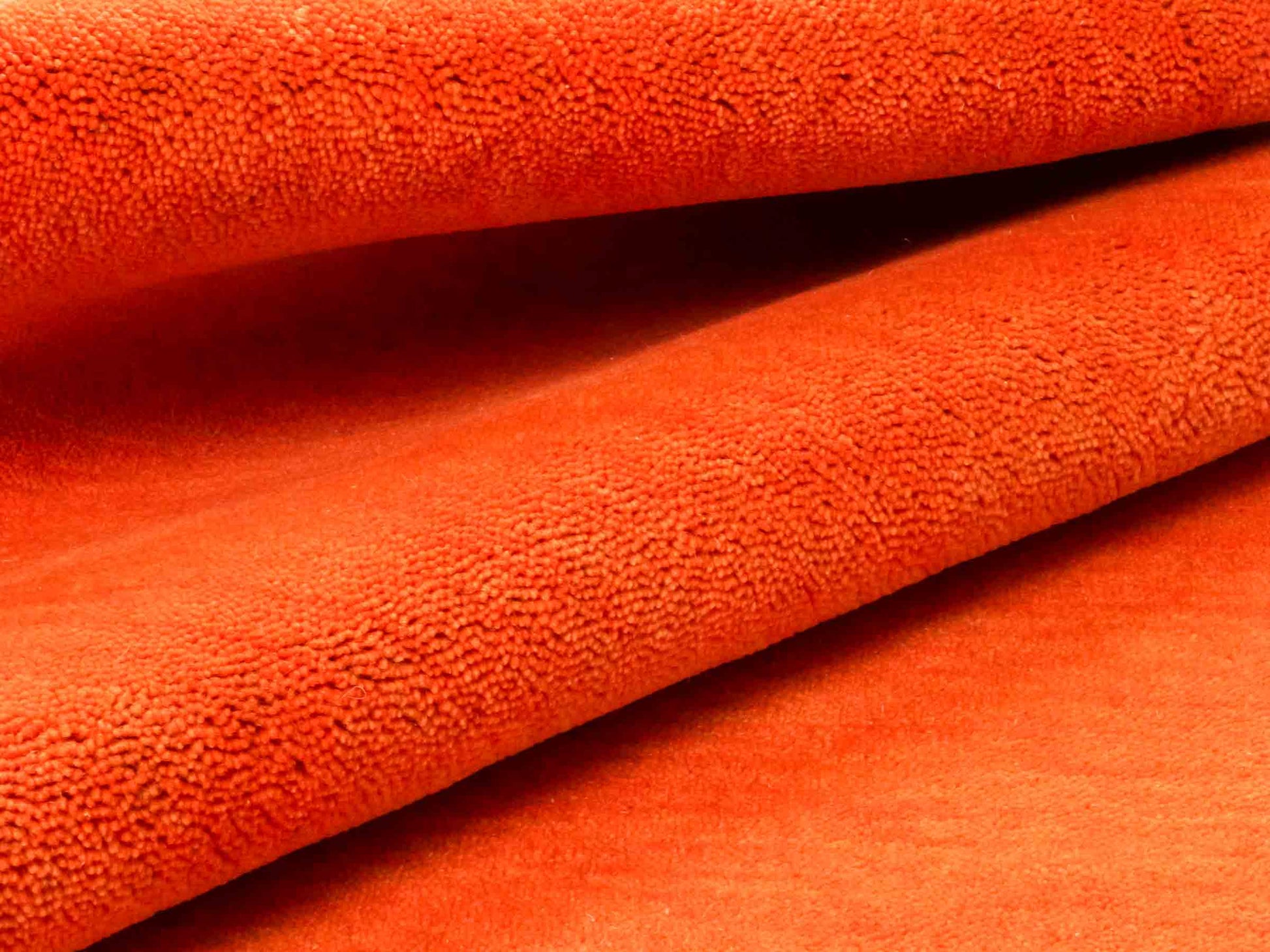 Moderner, Handloom Gabbeh Orientteppich von Khademi aus Wolle, orange. Einfarbiges Uni-Design. Produziert in Indien. Größe: 170x116cm. Teppichnummer: KB4-1574. Verkauf durch Jupiter Intl.