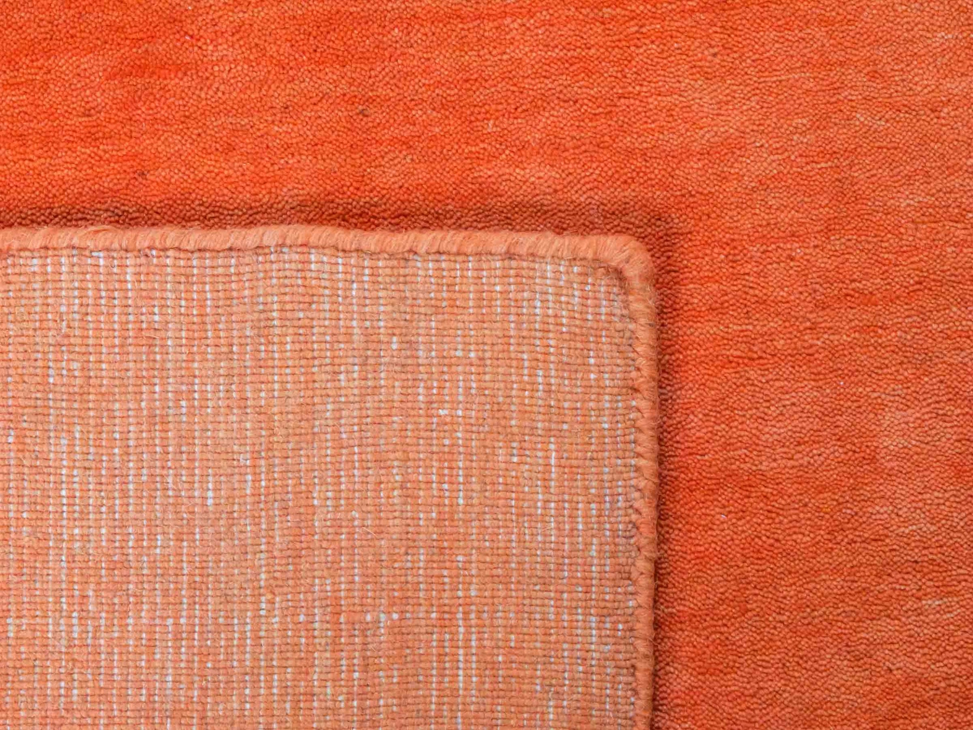 Moderner, Handloom Gabbeh Orientteppich von Khademi aus Wolle, orange. Einfarbiges Uni-Design. Produziert in Indien. Größe: 170x116cm. Teppichnummer: KB4-1574. Verkauf durch Jupiter Intl.