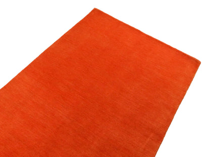 Moderner, Handloom Gabbeh Orientteppich von Khademi aus Wolle, orange. Einfarbiges Uni-Design. Produziert in Indien. Größe: 170x116cm. Teppichnummer: KB4-1574. Verkauf durch Jupiter Intl.